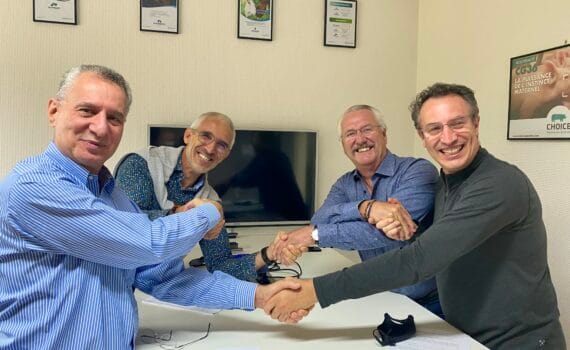 Firma del convenio entre Groupe Grimaud y Sea Products Development en La Corbiere, Francia. De izq. A der. Lorenzo Juarez, Frederic Grimaud, Fred Thurman, Carlos Pineda.