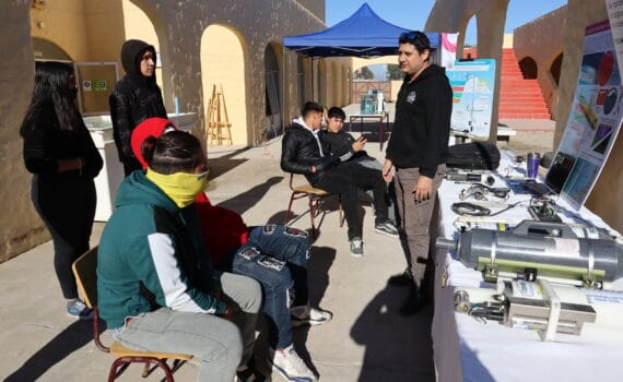 El centro chileno AquaPacífico colabora con equipos de medición en una actividad dirigida a los estudiantes de la especialidad de técnico profesional en acuicultura en Tongoy