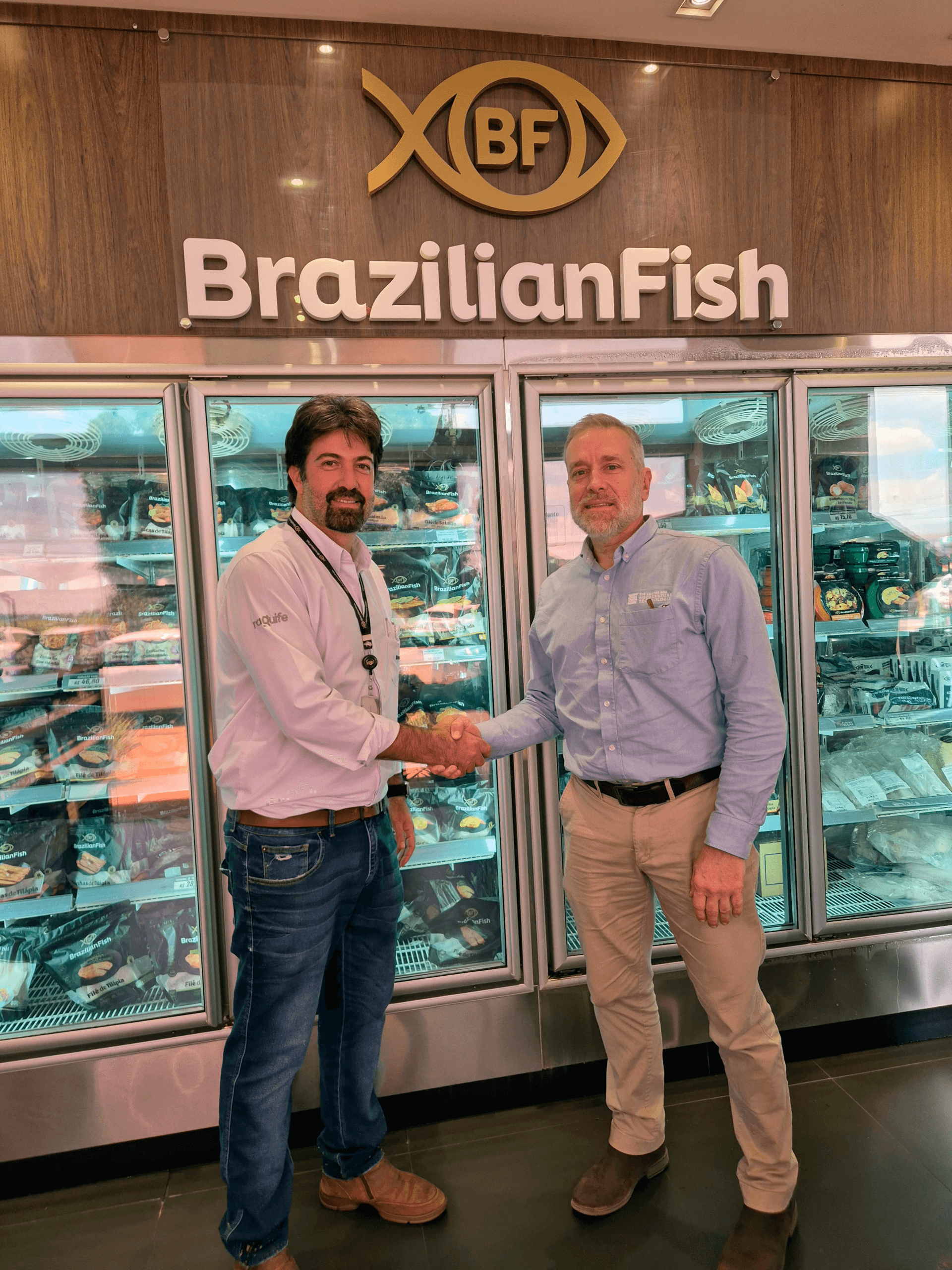 Ramon Amaral, director general de Brazilian Fish, y John Buchanan, director general de The Center for Aquaculture Technologies, formalizan en Brasil una asociación estratégica para impulsar los avances en la cría de tilapia mediante un programa de edición genómica en Brasil.