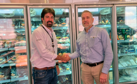 Ramon Amaral, director general de Brazilian Fish, y John Buchanan, director general de The Center for Aquaculture Technologies, formalizan en Brasil una asociación estratégica para impulsar los avances en la cría de tilapia mediante un programa de edición genómica en Brasil.