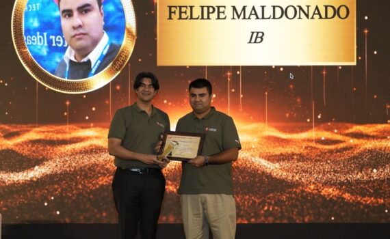 Vayu Garware, Chairman & Managing Director de Garware Technical Fibres Limited, otorga “Best Service Champion 2025” al chileno Felipe Maldonado en el reciente encuentro internacional de negocios de la compañía en India.