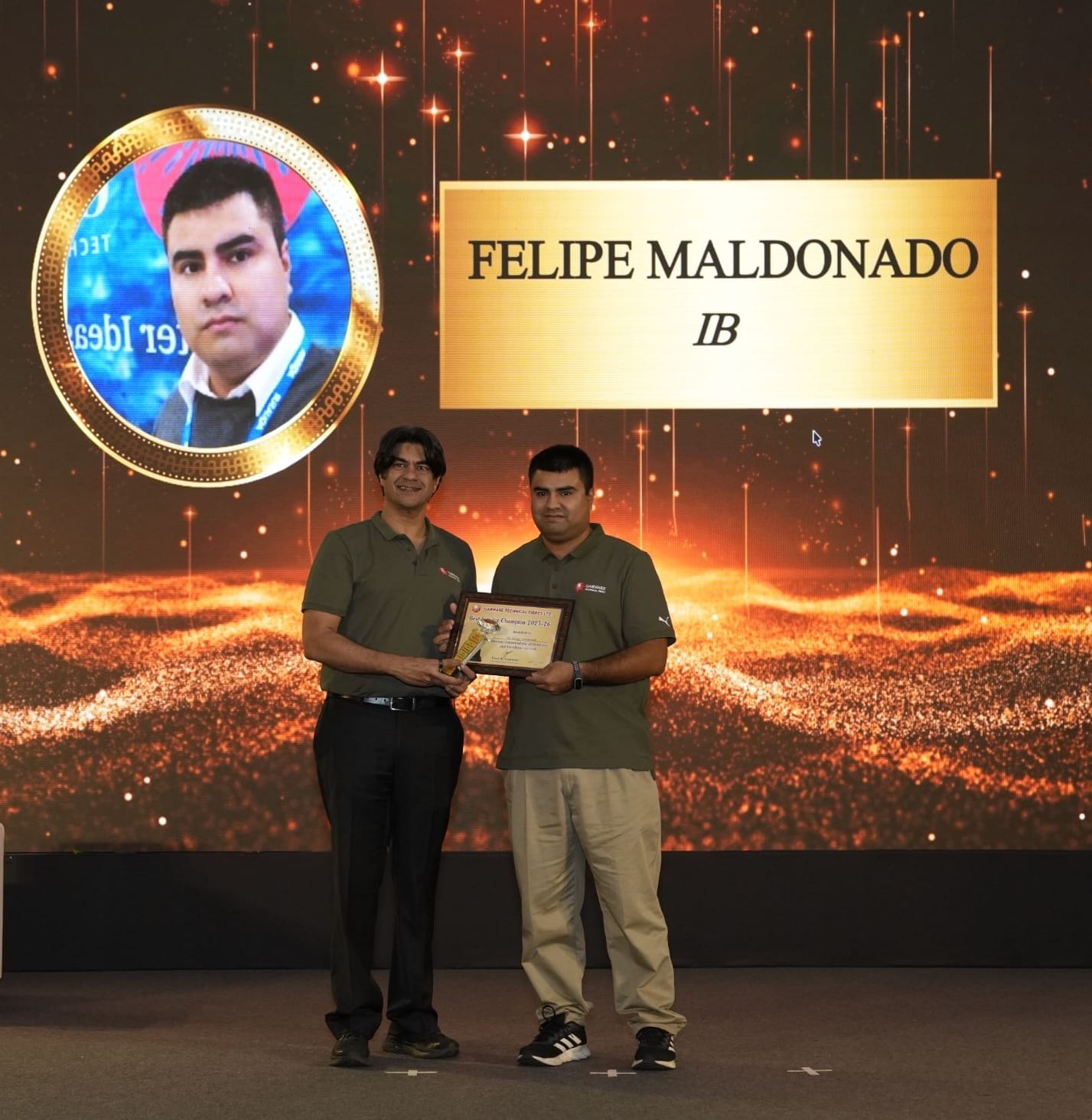 Vayu Garware, Chairman & Managing Director de Garware Technical Fibres Limited, otorga “Best Service Champion 2025” al chileno Felipe Maldonado en el reciente encuentro internacional de negocios de la compañía en India.