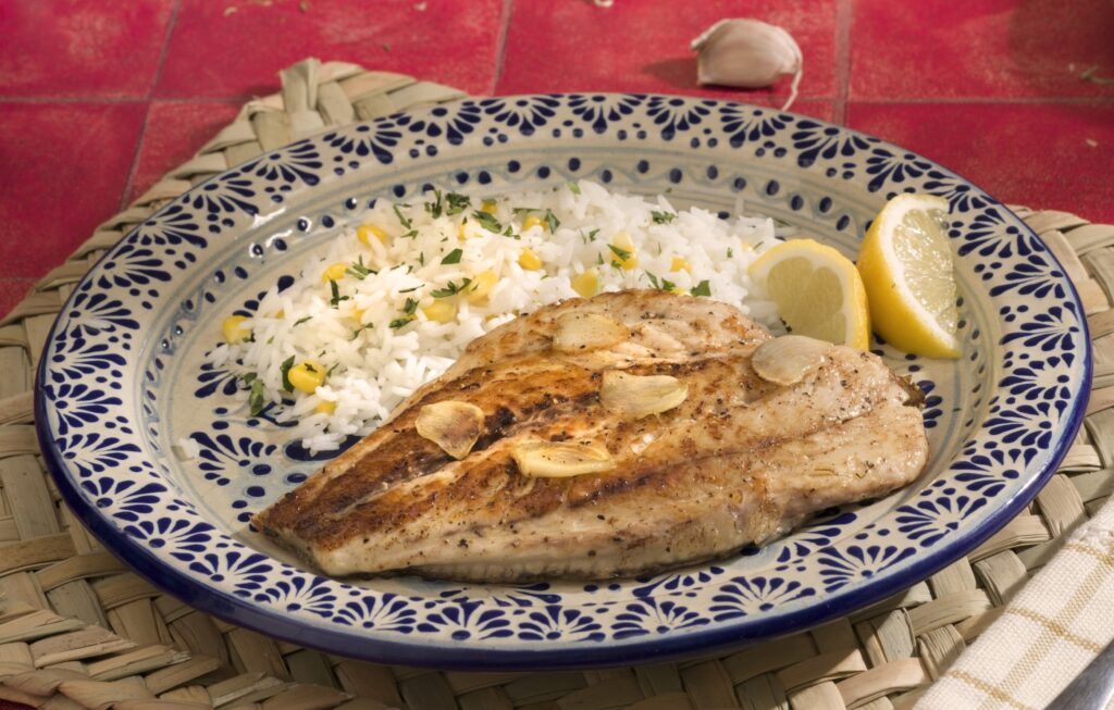 Huachinango al sartén al ajo y limón.