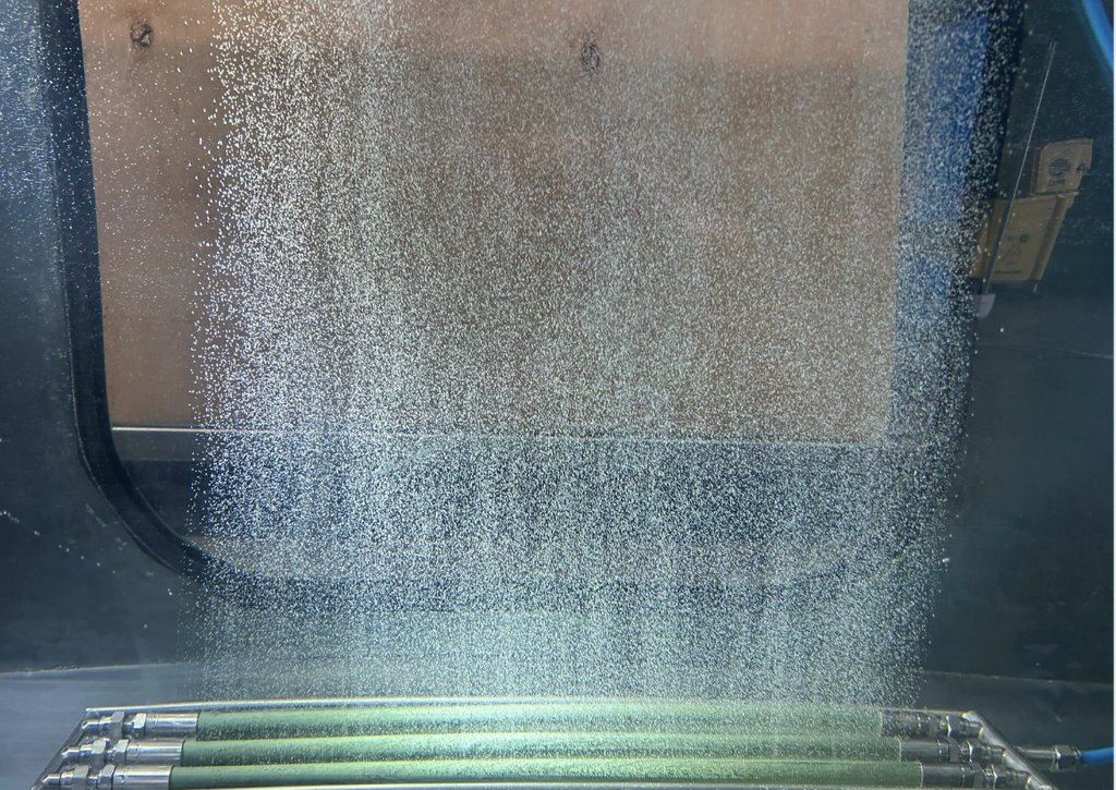 Difusores VitaDi™ en un tanque de prueba liberando una columna de burbujas finas