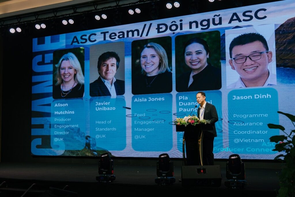 Presentación del equipo de expertos de ASC en el escenario del taller sobre el Farm Standard en Can Tho, Vietnam