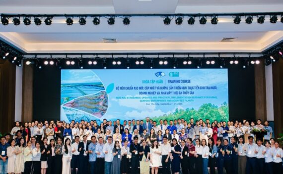 Participantes del taller de ASC sobre el Farm Standard en Can Tho, Vietnam, frente a la pantalla del curso
