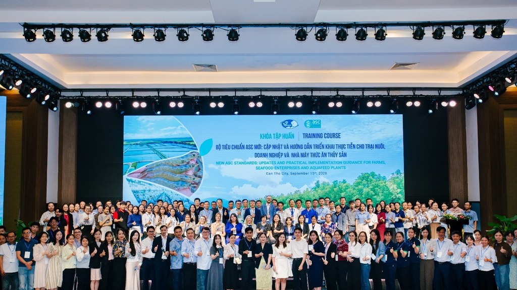 Participantes del taller de ASC sobre el Farm Standard en Can Tho, Vietnam, frente a la pantalla del curso