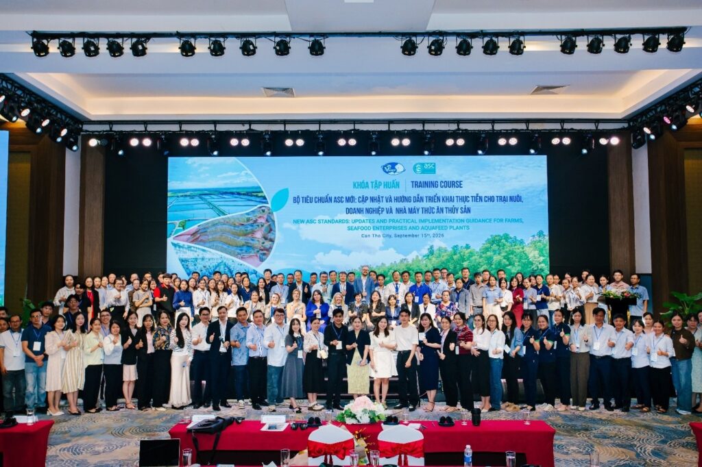 Foto de grupo de los participantes del curso de ASC sobre los nuevos estándares para granjas, procesadoras y plantas de alimento en Can Tho, Vietnam