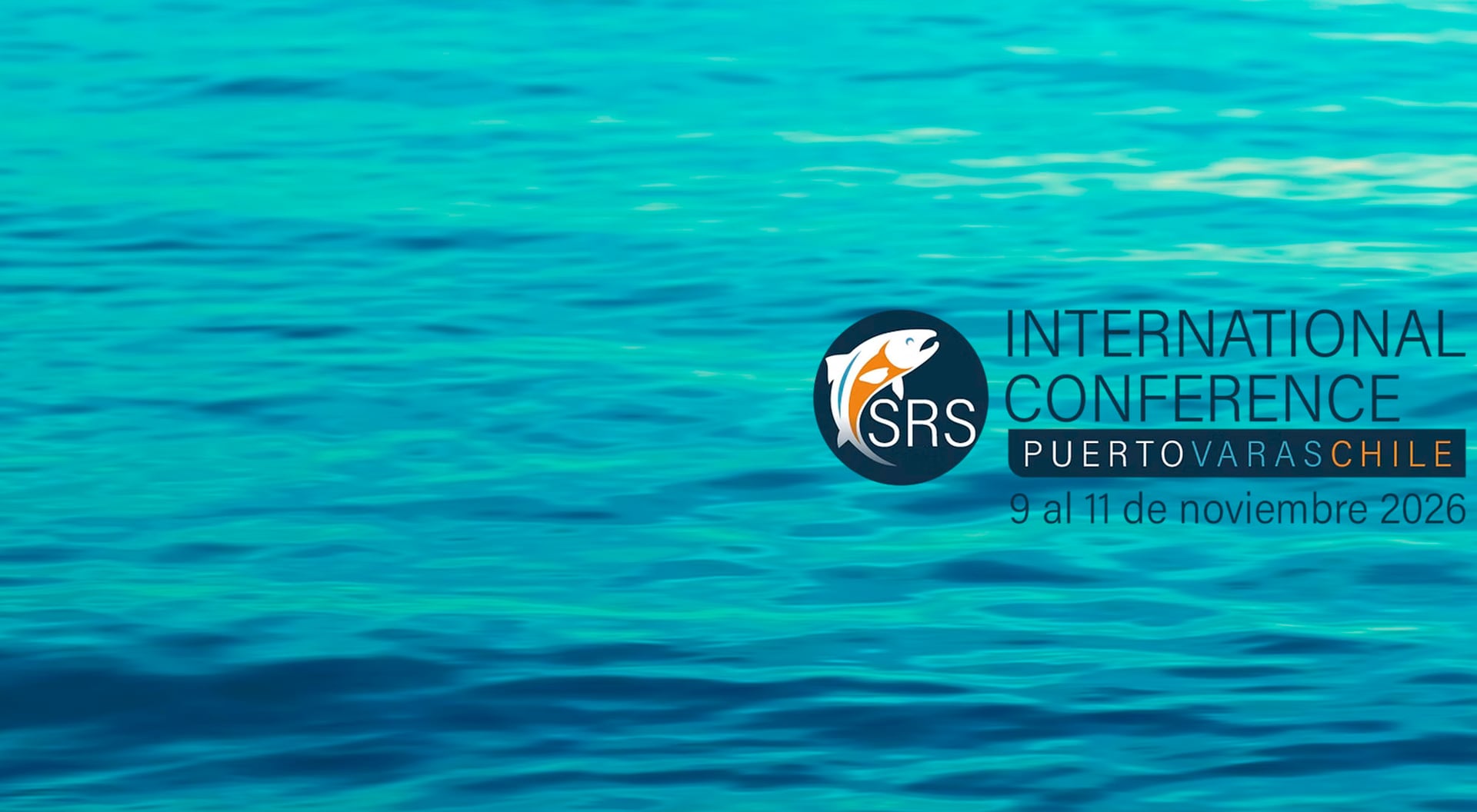 Logotipo de la Conferencia Internacional SRS, Puerto Varas, Chile, del 9 al 11 de noviembre de 2026, sobre fondo de agua.