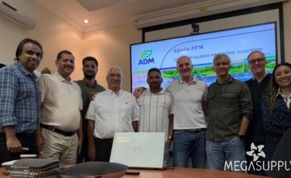 Equipos de ADM, Megasupply y NAQUA frente a una presentación de ADM en Arabia Saudita