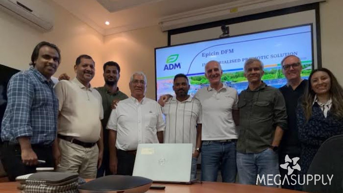 Equipos de ADM, Megasupply y NAQUA frente a una presentación de ADM en Arabia Saudita