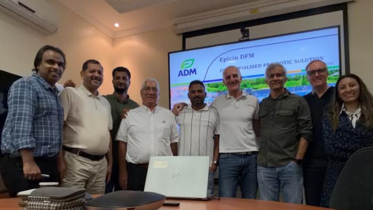 Equipos de ADM, Megasupply y NAQUA frente a una presentación de ADM en Arabia Saudita