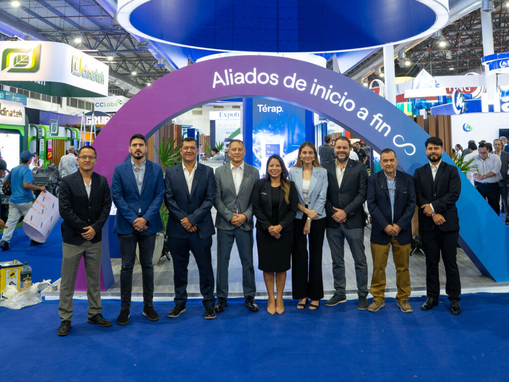 Integrantes del equipo de Nicovita frente al arco «Aliados de inicio a fin» de su stand en AquaExpo 2026