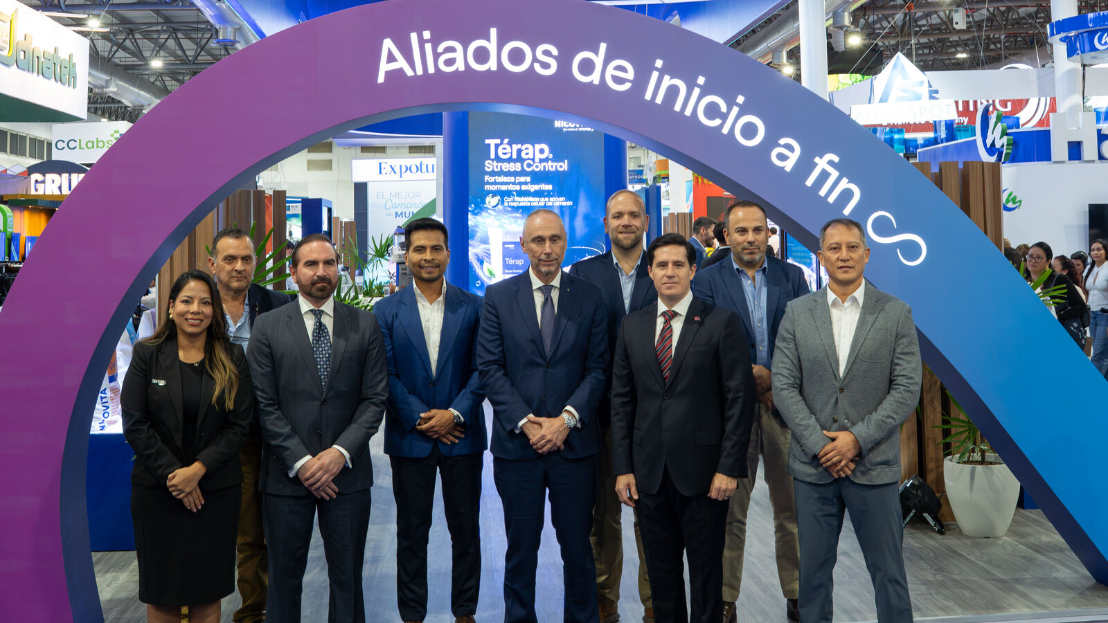 Equipo de Nicovita bajo el arco «Aliados de inicio a fin» de su stand en AquaExpo 2026, con la pantalla de Térap Stress Control al fondo
