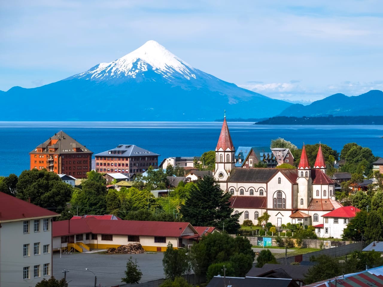 Vista de Puerto Varas con el lago Llanquihue y el volcán Osorno al fondo.