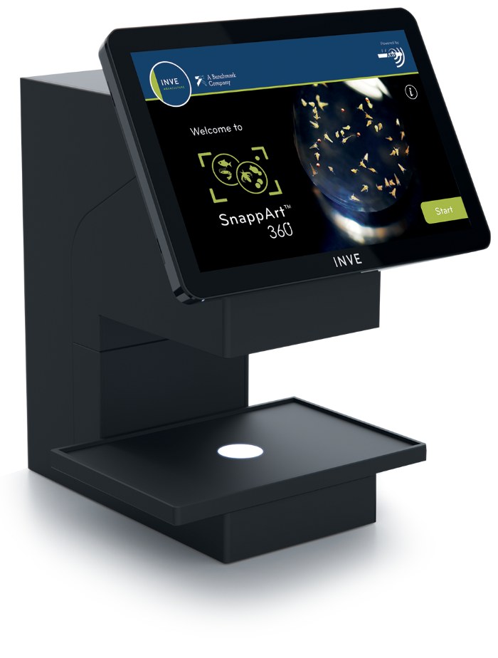 Equipo SnappArt 360 de INVE: pantalla táctil sobre una base negra con platina iluminada para colocar la muestra